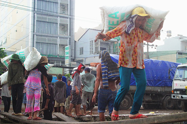 cau-hoi-thuong-gap-khi-bi-thoat-vi-dia-dem-dot-song-co-ai-la-doi-tuong-de-mac-benh